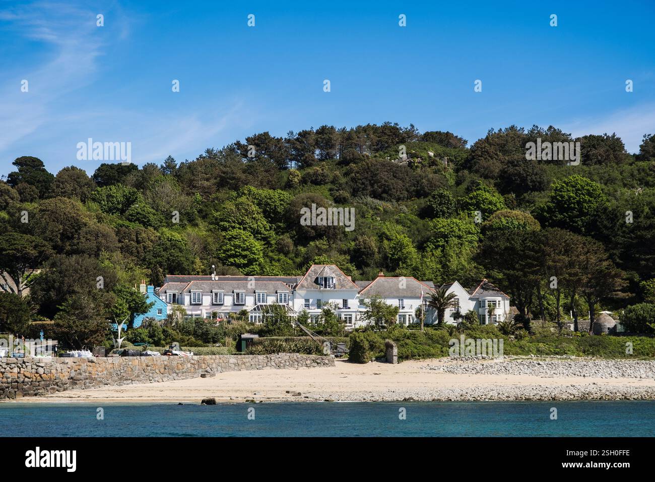 Hôtel de la Maison Blanche vu du large sur l'île de Herm, Guernesey, îles Anglo-Normandes, Royaume-Uni, Grande-Bretagne, Europe Banque D'Images
