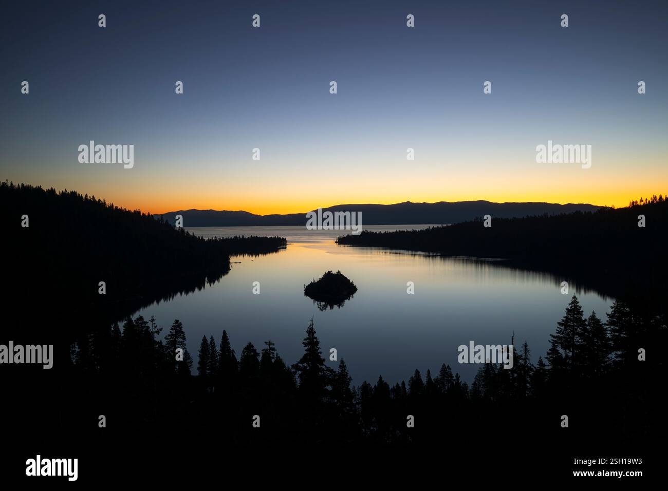 Lever de soleil sur l'Emerald Bay au lac Tahoe, en Californie, USA. Le Lac Tahoe est le plus grand lac alpin en Amérique du Nord Banque D'Images