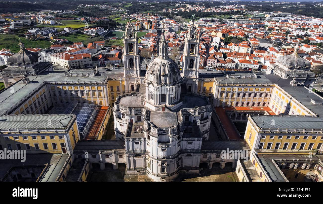 Monuments du Portugal et lieux célèbres. Palais national de Mafra, architecture de style barocco. Site du patrimoine de l'UNESCO. Vue aérienne d'un drone à grand angle Banque D'Images