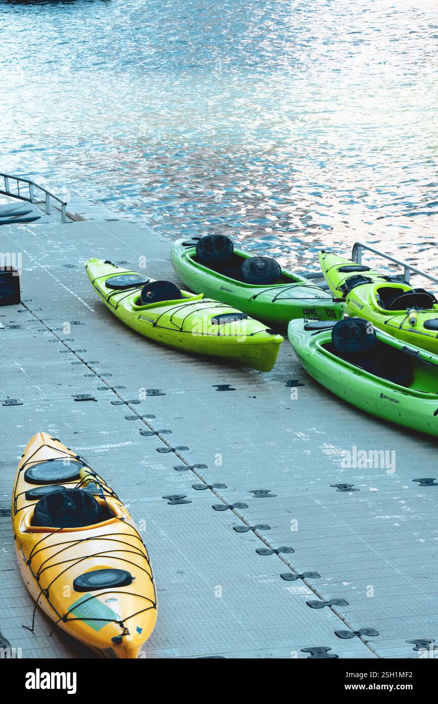 Serein kayak Dock par Reflective Water Banque D'Images