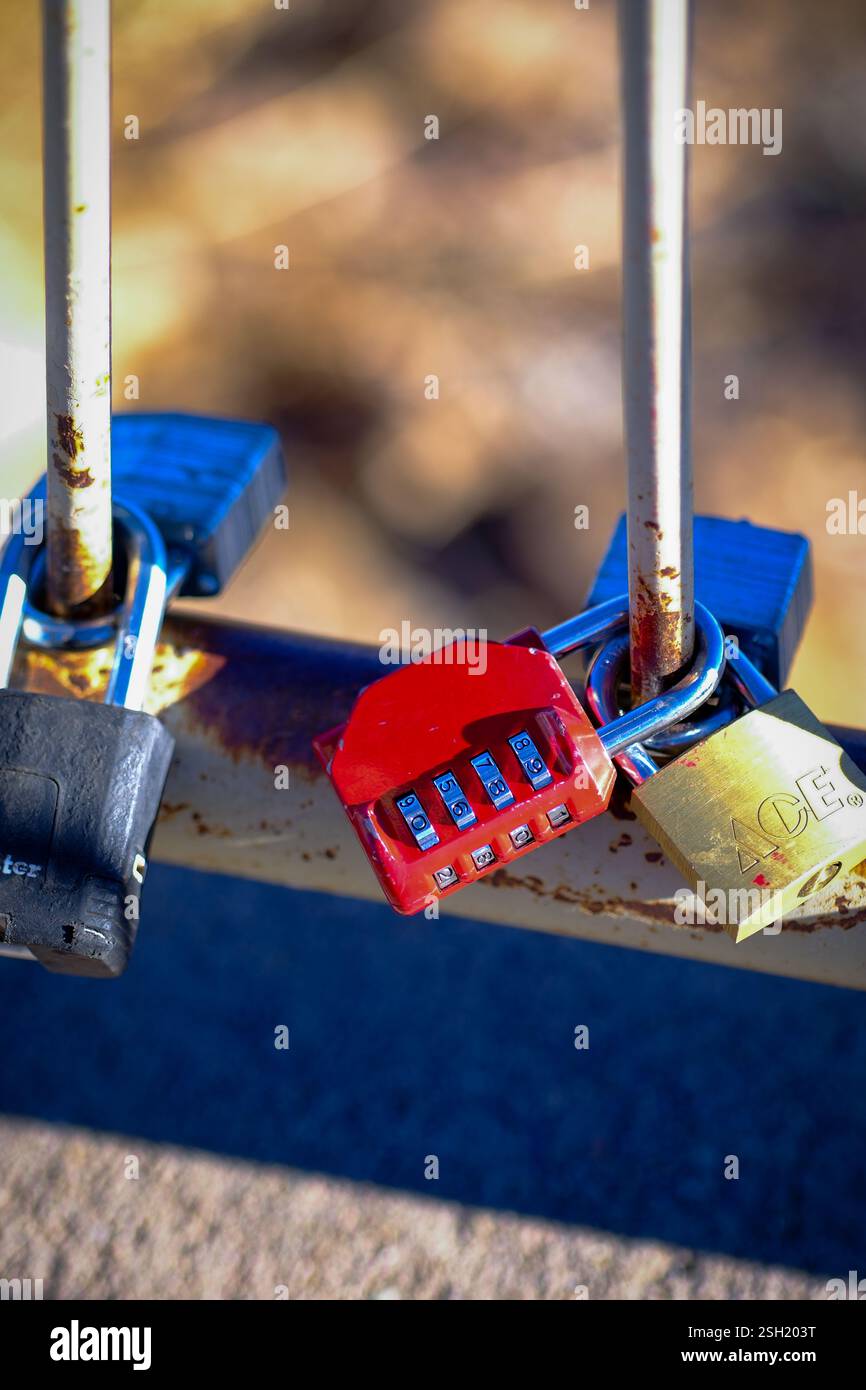 Tige en métal rouillé avec deux cadenas attachés Banque D'Images