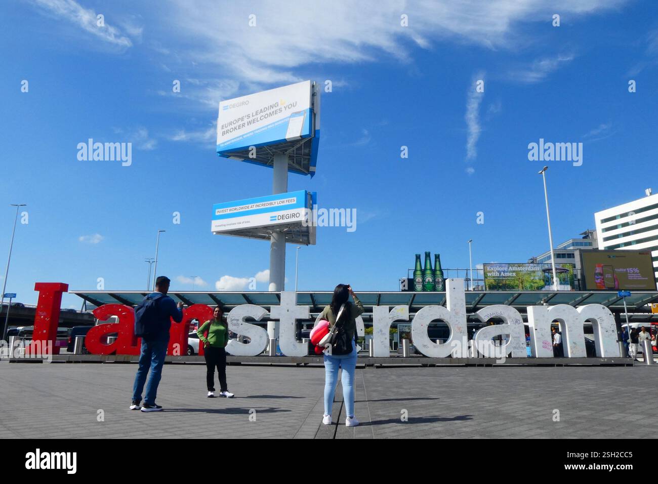 Schiphol, pays-Bas - 14 août 2023 personnes prenant des photos sur le lieu de selfie avec 'I Amsterdam' à Schiphol, l'aéroport international de Netherlan Banque D'Images