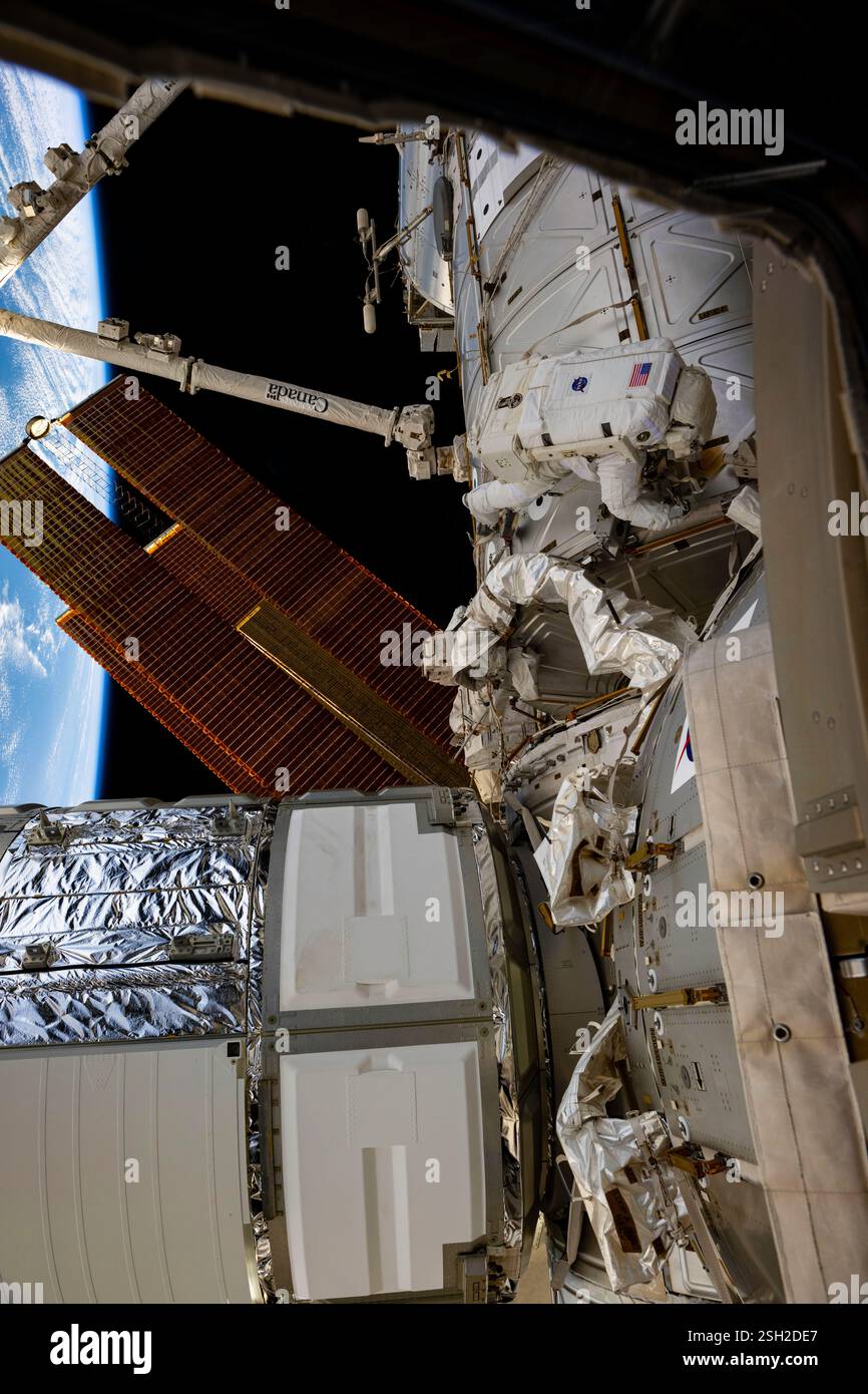 ISS - 30 janvier 2025 - L'astronaute de la NASA et ingénieur de vol de l'expédition 72, Butch Wilmore, travaille à l'extérieur de la Station spatiale internationale lors d'un vol de cinq heures Banque D'Images