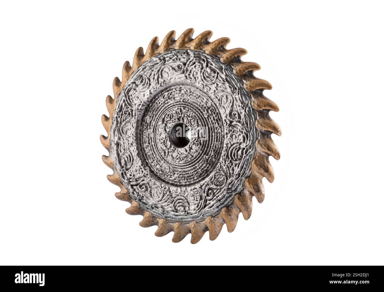 Ancienne lame de scie en métal décorée isolée sur fond blanc avec chemin de découpage Banque D'Images