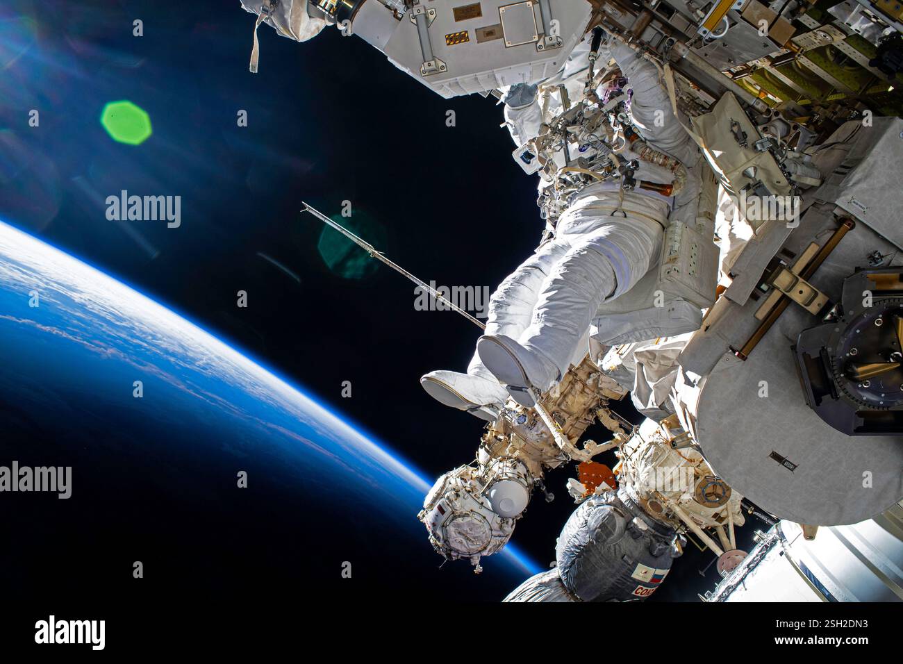 ISS - 30 janvier 2025 - L'astronaute de la NASA et ingénieur de vol de l'expédition 72, Butch Wilmore, travaille à l'extérieur de la Station spatiale internationale lors d'un vol de cinq heures Banque D'Images