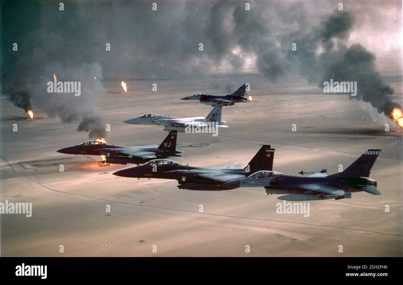 IRAK / KOWEÏT - 1991 - des chasseurs F-16A, F-15C et F-15E de l'US Air Force et de l'US Navy survolent des puits de pétrole sabotés par les forces irakiennes lors de la tempête du désert - Pho Banque D'Images