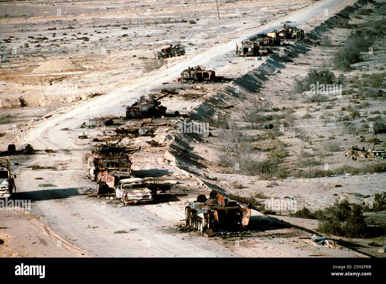 KOWEÏT / IRAK - 4 mars 1991 - des véhicules blindés de transport de troupes, des chars et des camions de l'armée irakienne ont été détruits lors d'une attaque aérienne de la coalition sur la route 8 - qui plus tard Banque D'Images