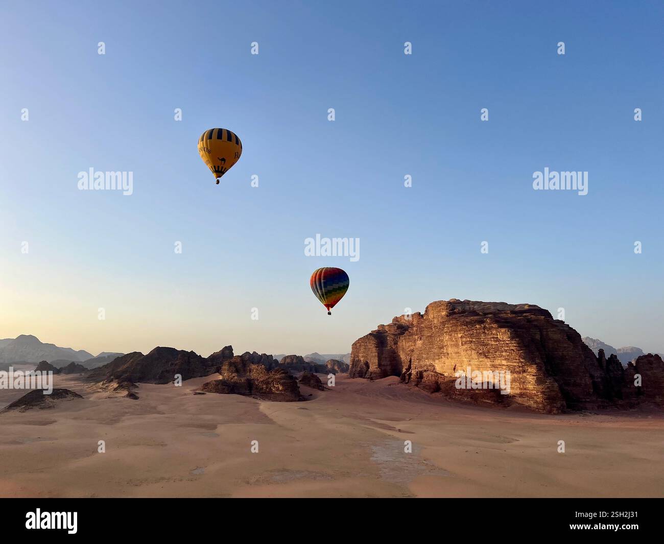 Montgolfières au-dessus du désert du Jourdain - Image de stock capturée avec un smartphone