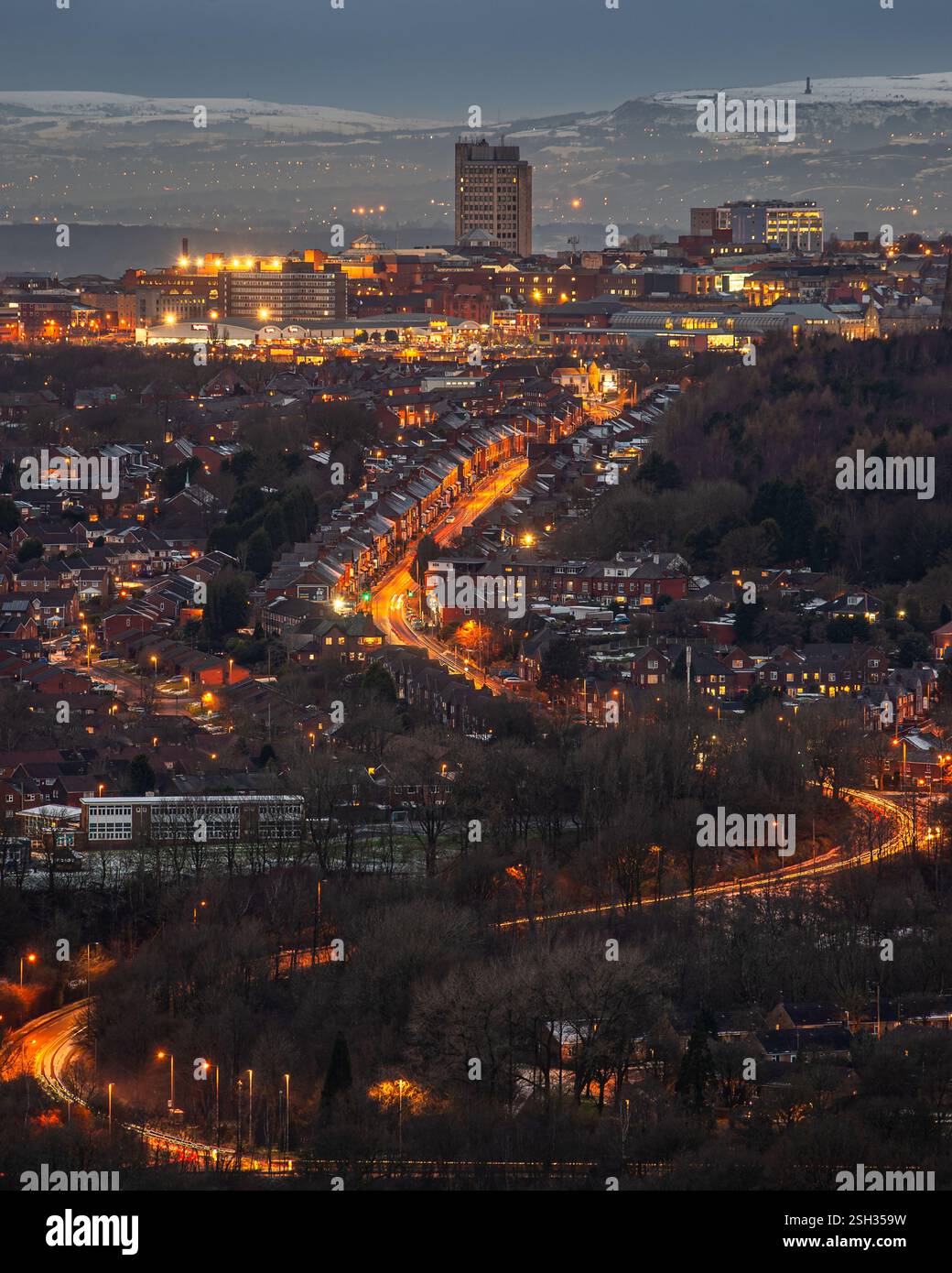 Une vue du centre-ville d'Oldham au crépuscule, avec le domaine d'Abbey Hills au premier plan, et Pennine Moorland en arrière-plan. Banque D'Images