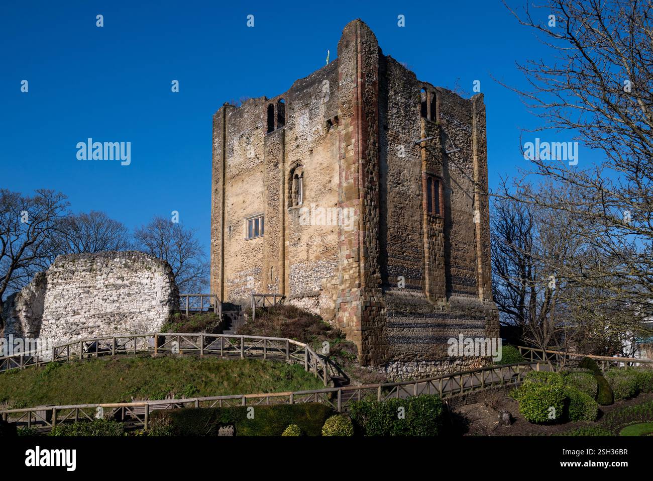Le donjon du château de Guildford et les terrains qui l'entourent. Février 2025. Banque D'Images