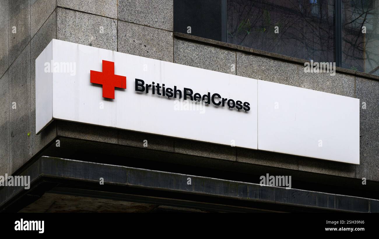 Londres, Royaume-Uni - 24 mars 2024 ; panneau de construction avec logo pour l'organisation caritative humanitaire de la Croix-Rouge britannique Banque D'Images