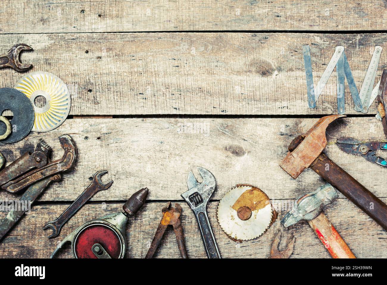 Divers outils à main disposés sur un établi rustique en bois dans un cadre d'atelier montrant l'artisanat et les activités d'entretien Banque D'Images