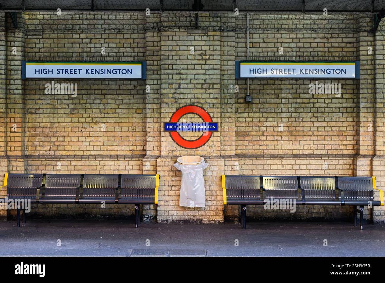 Londres, Royaume-Uni - 23 mars 2024 ; carène et panneau nominatif à High Street Kensington dans le métro londonien Banque D'Images