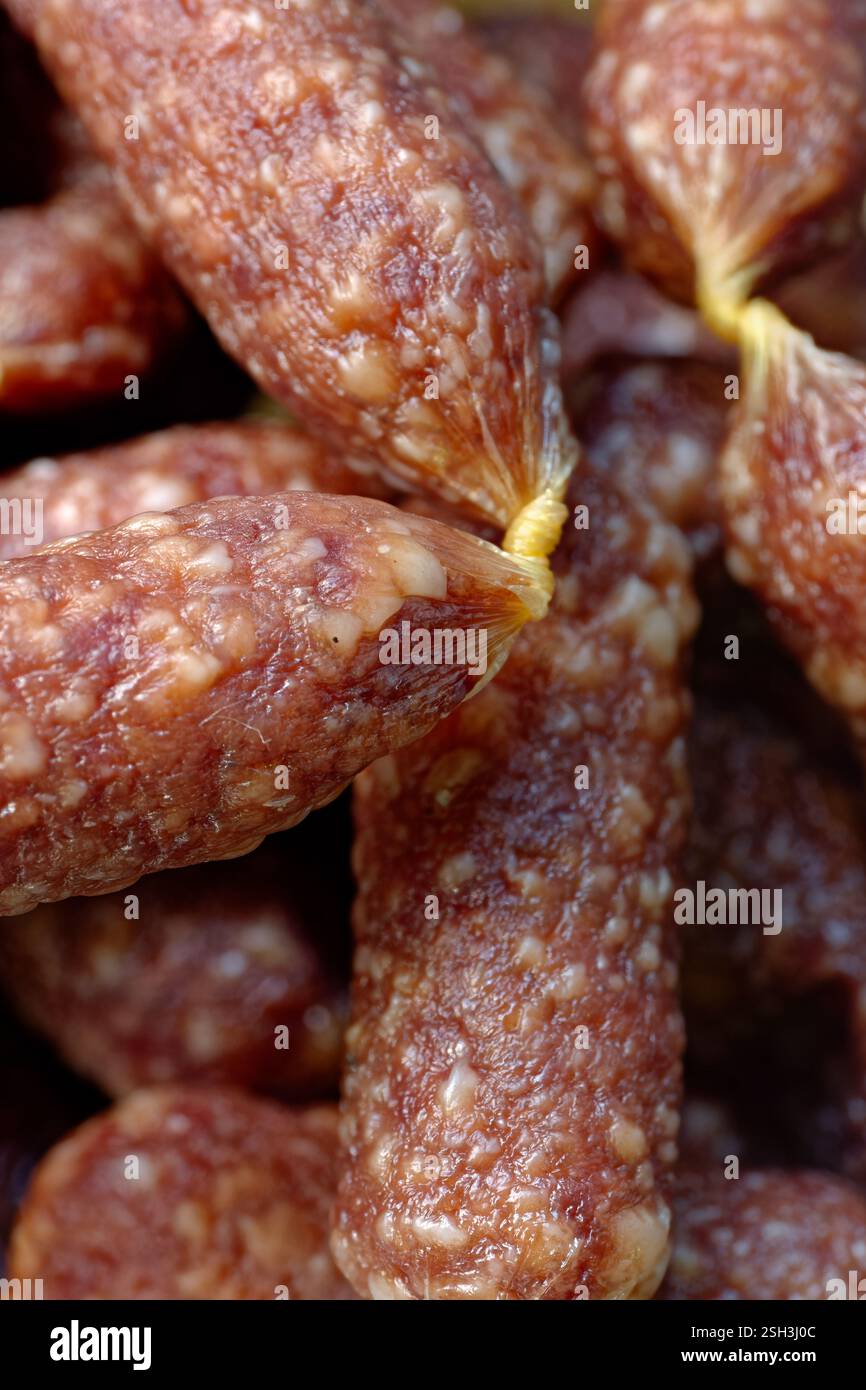 Un grand tas de saucisses fumées, gros plan, fond de nourriture de boucherie abstrait Banque D'Images