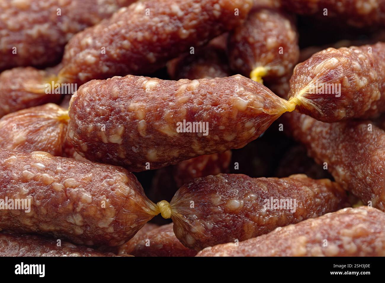Un grand tas de saucisses fumées, gros plan, fond de nourriture de boucherie abstrait Banque D'Images