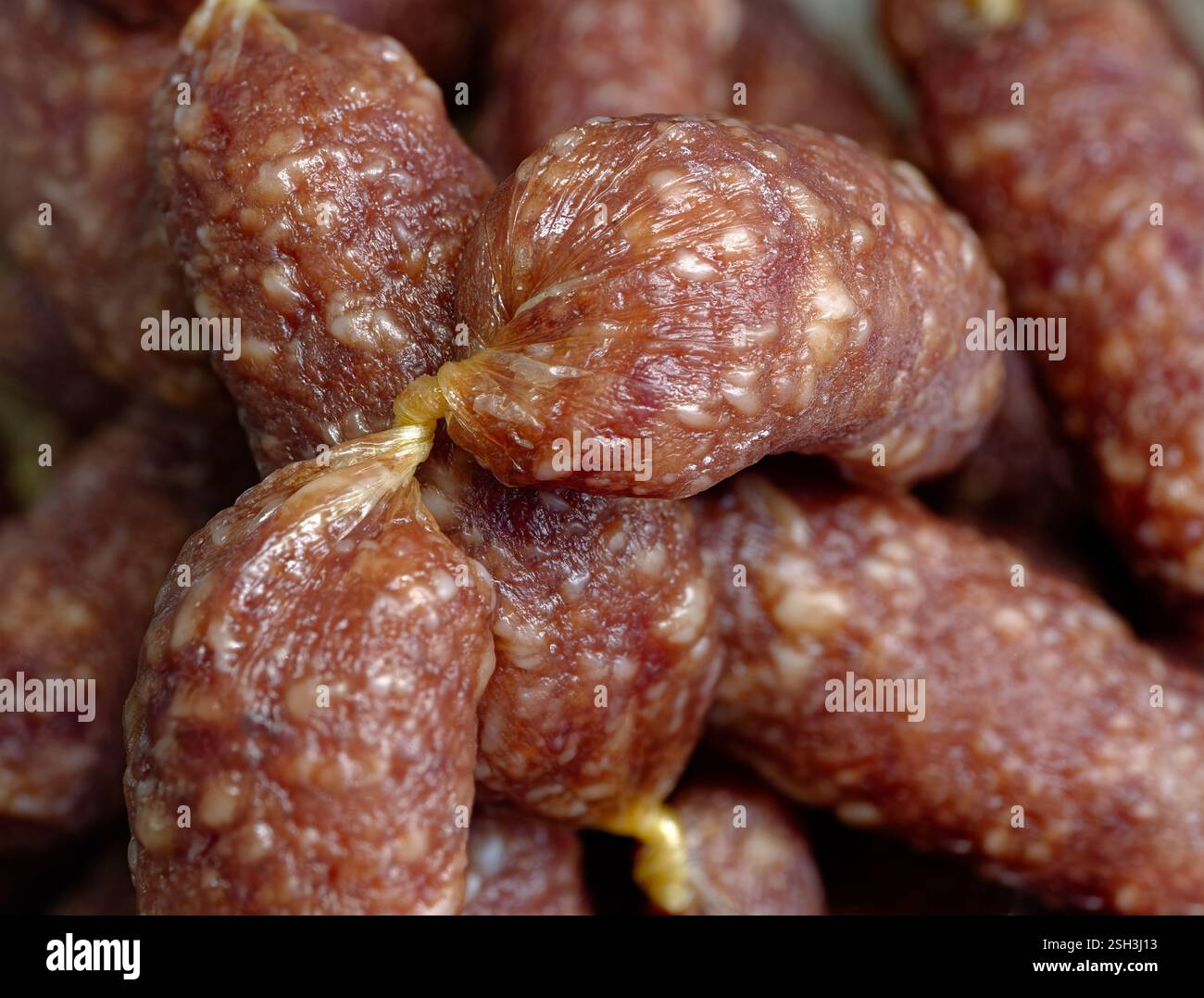 Un grand tas de saucisses fumées, gros plan, fond de nourriture de boucherie abstrait Banque D'Images