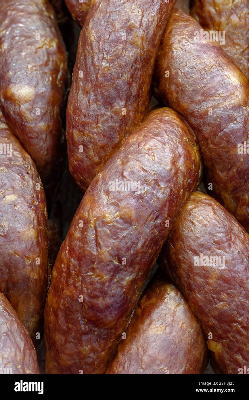 Un grand tas de saucisses fumées, gros plan, fond de nourriture de boucherie abstrait Banque D'Images