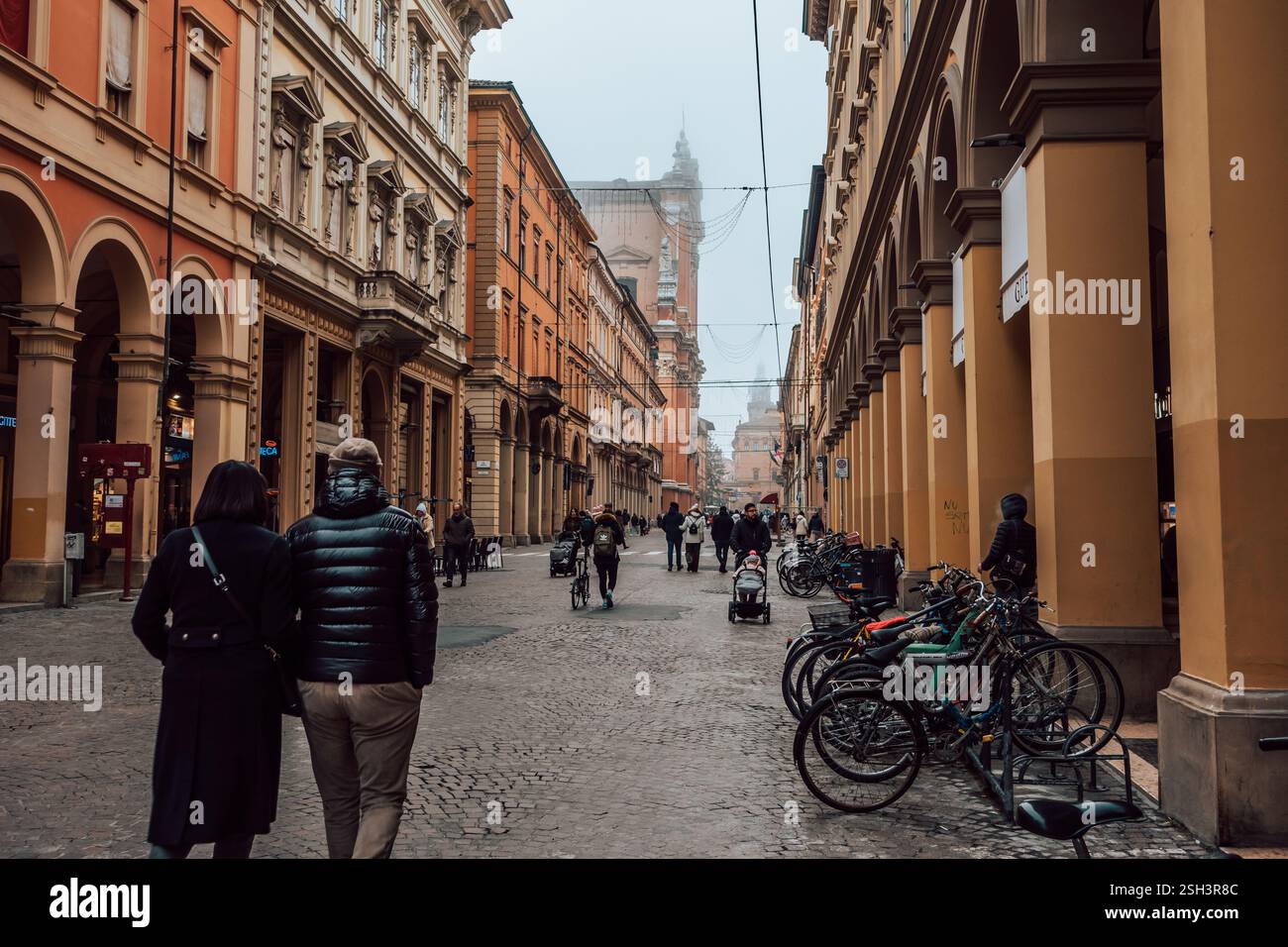 Bologne, Italie - 15 décembre 2024 - photographie de rue dans le centre de Bologne par un jour d'hiver sombre Banque D'Images