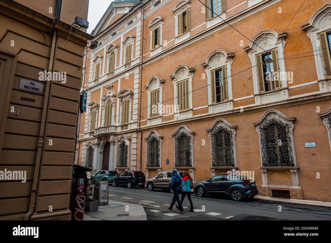Bologne, Italie - 15 décembre 2024 - photographie de rue dans le centre de Bologne par un jour d'hiver sombre Banque D'Images