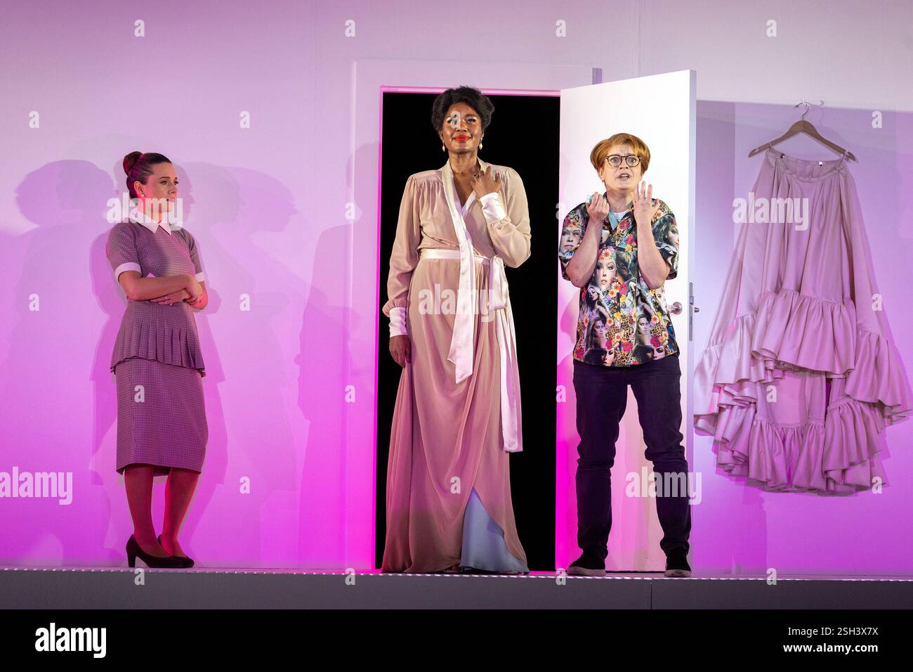 de gauche à droite : Mary Bevan (Susanna), Nardus Williams (Comtesse Almaviva), Hanna Hipp (Cherubino) dans LE MARIAGE DE FIGARO à l'English National Opera (ENO), London Coliseum WC2 05/02/2025 une coproduction avec Opera Wuppertal musique : Wolfgang Amadeus Mozart livret : Lorenzo da Ponte traduction anglaise : Jeremy Sams chef d'orchestre : Ainars Rubikus décorateur : Johannes Schutz réalisateur : Johannes Schutz costumes : Jason Gibson : réalisateur : Ogilid Ogilins & réalisateur : Ogilid Ogilid Banque D'Images