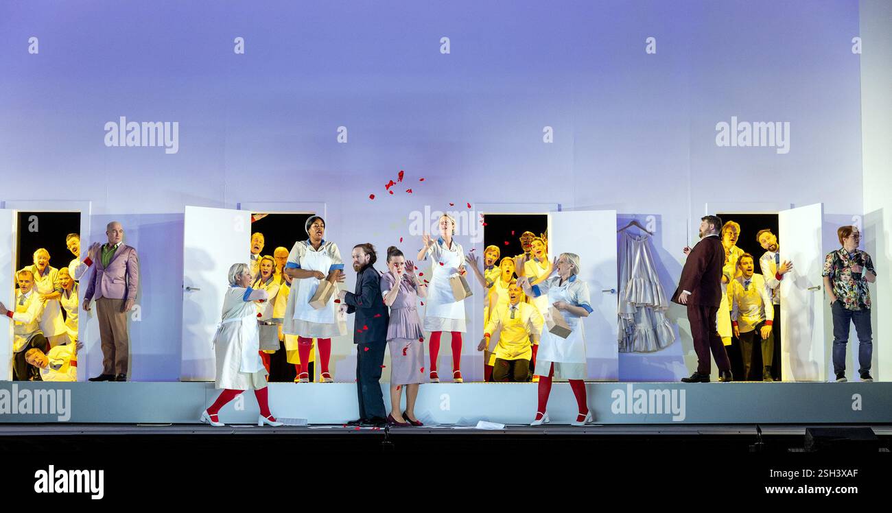 Arrière gauche : Hubert Francis (Don Basilio) avant centre : Cody Quattlebaum (Comte Almaviva), Mary Bevan (Susanna) arrière droite : David Ireland (Figaro), Hanna Hipp (Cherubino) dans LE MARIAGE DE FIGARO à l'English National Opera (ENO), London Coliseum WC2 05/02/2025 une coproduction avec Opera Wuppertal musique : Wolfgang Amadeus Mozart livret : Lorenzo da Ponte traduction anglaise : Lorenzo da Ponte réalisateur Jeremy Scostumes : Jeremy Sgilson directeur : Jeremy Schutz Banque D'Images