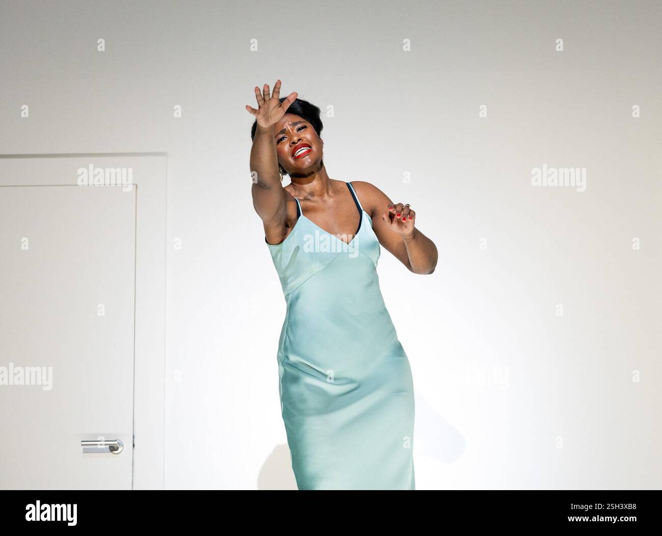 Nardus Williams (Comtesse Almaviva) dans LE MARIAGE DE FIGARO à l'English National Opera (ENO), London Coliseum WC2 05/02/2025 une coproduction avec Opera Wuppertal musique : Wolfgang Amadeus Mozart livret : Lorenzo da Ponte traduction anglaise : Jeremy Sams chef d'orchestre : Ainars Rubikus décors : Johannes Schutz costumes : Astrid Klein éclairage : Matthew Richardson directeur associé et directeur du mouvement : Jenny Ogilvie directeur : Joe Hill-Gibbins Banque D'Images