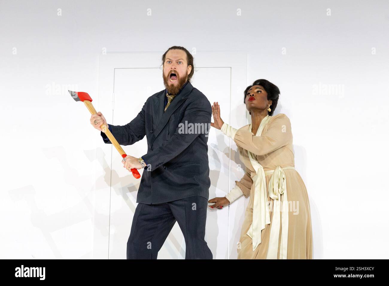 Cody Quattlebaum (Comte Almaviva), Nardus Williams (Comtesse Almaviva) dans LE MARIAGE DE FIGARO à l'English National Opera (ENO), London Coliseum WC2 05/02/2025 une coproduction avec Opera Wuppertal musique : Wolfgang Amadeus Mozart livret : Lorenzo da Ponte traduction anglaise : Jeremy Sams chef d'orchestre : Ainars Rubikus décor : Johannes Schutz costumes : Astrid Klein éclairage : réalisateur Matthew Richardson Banque D'Images