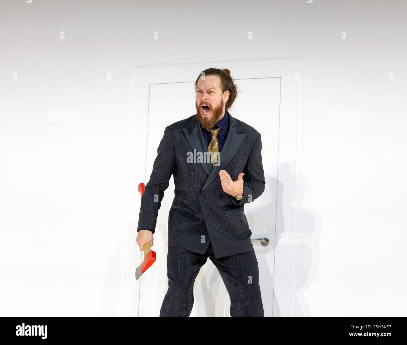 Cody Quattlebaum (Comte Almaviva) dans LE MARIAGE DE FIGARO à l'English National Opera (ENO), London Coliseum WC2 05/02/2025 une coproduction avec Opera Wuppertal musique : Wolfgang Amadeus Mozart livret : Lorenzo da Ponte traduction anglaise : Jeremy Sams chef d'orchestre : Ainars Rubikus décors : Johannes Schutz costumes : Astrid Klein éclairage : Matthew Richardson directeur associé et directeur du mouvement : Jenny Ogilbins Banque D'Images