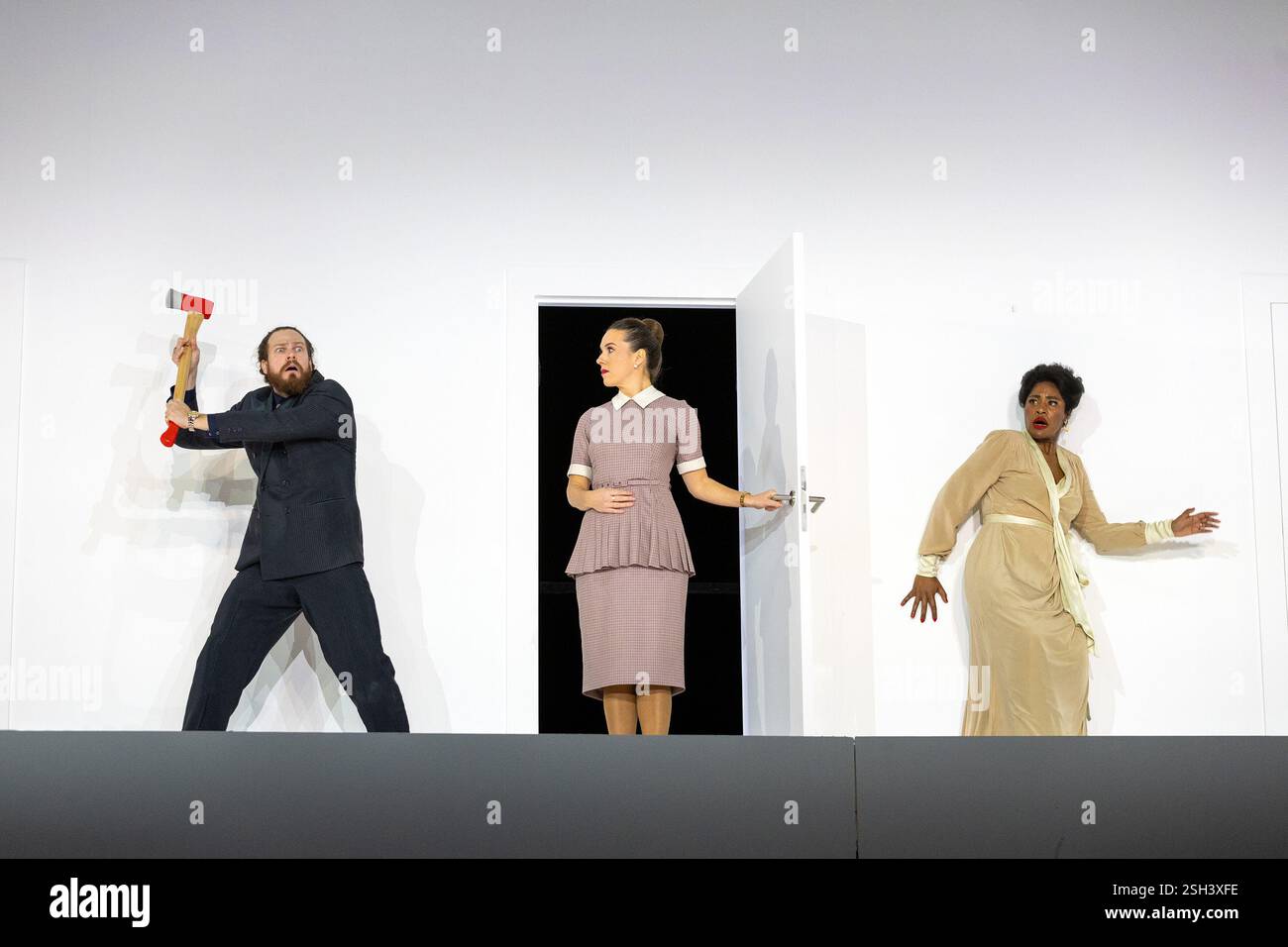 de gauche à droite : Cody Quattlebaum (Comte Almaviva), Mary Bevan (Susanna), Nardus Williams (Comtesse Almaviva) dans LE MARIAGE DE FIGARO à l'English National Opera (ENO), London Coliseum WC2 05/02/2025 une coproduction avec Opera Wuppertal musique : Wolfgang Amadeus Mozart livret : Lorenzo da Ponte traduction anglaise : Jeremy Sams chef : Ainars Rubikus Set design : Johannes Schutz réalisateur : Johannes Schutz Ocostumes & réalisateur : Joe Gibson : Ogilson : réalisateur Banque D'Images