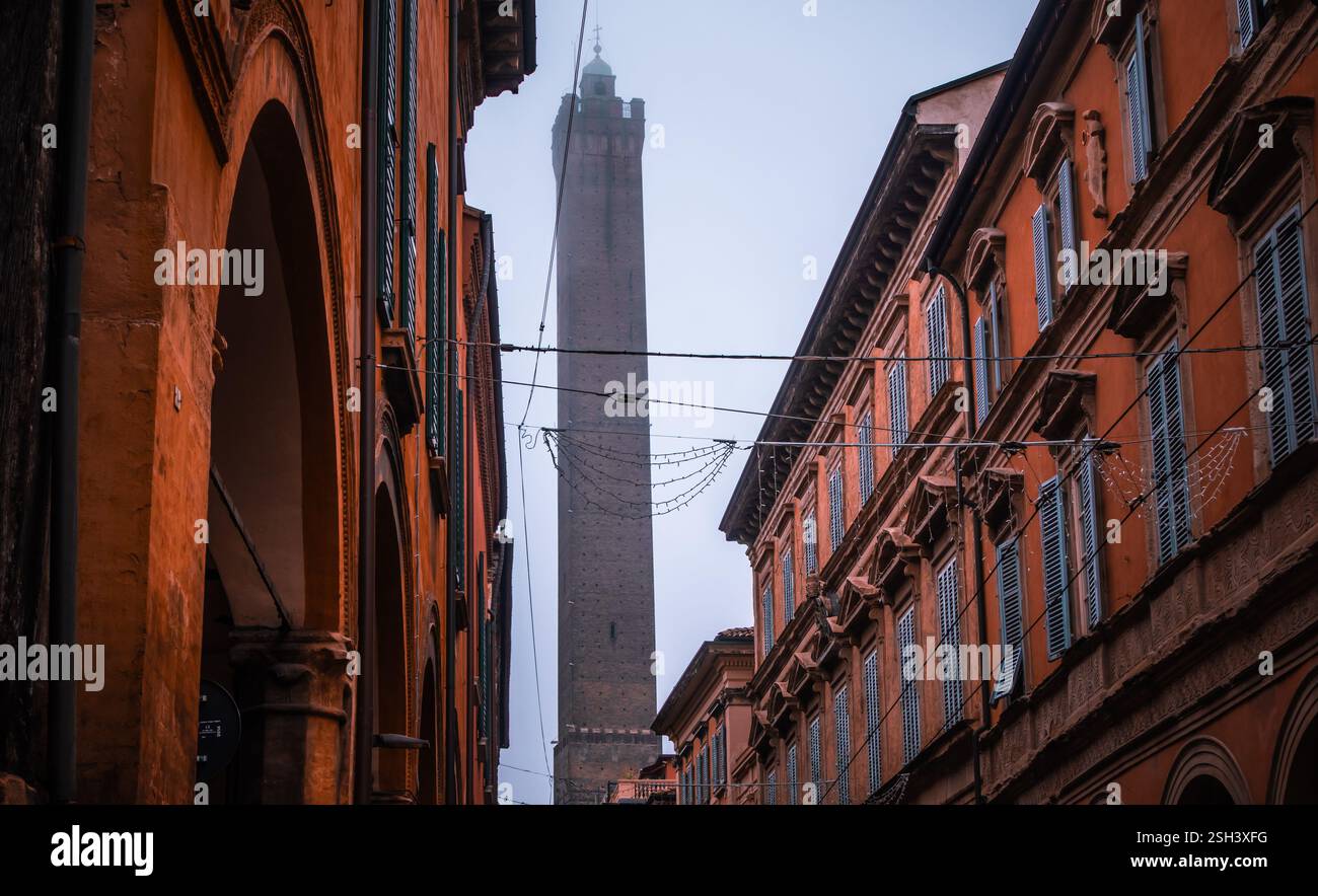 Bologne, Italie - 15 décembre 2024 - photographie de rue dans le centre de Bologne par un jour d'hiver sombre Banque D'Images