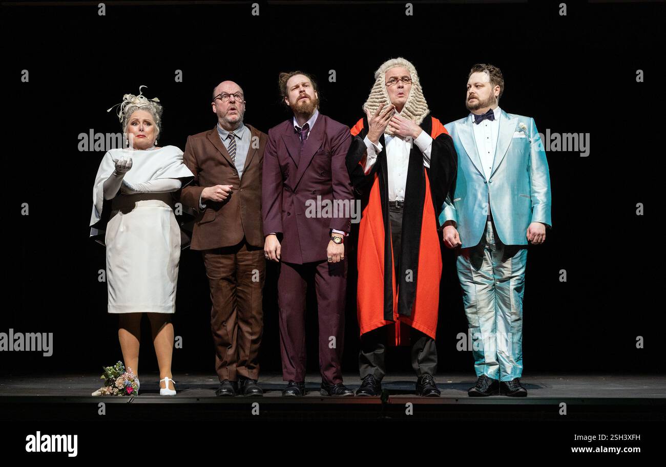 de gauche à droite : Rebecca Evans (Marcellina), Neal Davies (Dr Bartolo), Cody Quattlebaum (Count Almaviva), Hubert Francis (Don Curzio), David Ireland (Figaro) dans LE MARIAGE DE FIGARO à l'English National Opera (ENO), London Coliseum WC2 05/02/2025 une coproduction avec Opera Wuppertal musique : Wolfgang Amadeus Mozart livret : Lorenzo da Ponte traduction en anglais : Jeremy Sams Directeur général : Jeremy Sams : Jeremy Sams : Acostumes, réalisateur : Joe Schutz Gibson directeur : Ocostumes Banque D'Images