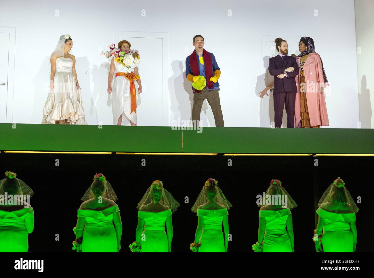 de gauche à droite : Mary Bevan (Susanna), Hanna Hipp (Cherubino), Trevor Eliot Bowes (Antonio), Cody Quattlebaum (Count Almaviva) & Nardus Williams (Comtesse Almaviva) dans LE MARIAGE DE FIGARO à l'English National Opera (ENO), London Coliseum WC2 05/02/2025 une coproduction avec Opera Wuppertal musique : Wolfgang Amadeus Mozart libretto : Lorenzo da Pontes Mozart réalisateur : Jerenzo da Ponams réalisateur : Johannes Gibson directeur : Jerzy Schutz Schutz Schutz Banque D'Images