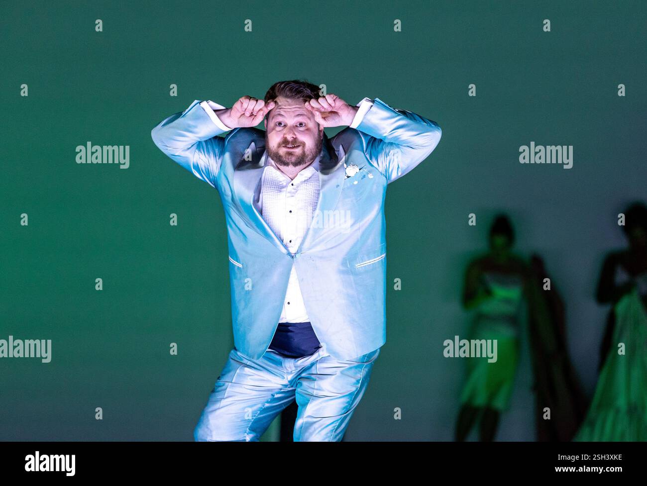 David Ireland (Figaro) dans LE MARIAGE DE FIGARO à l'English National Opera (ENO), London Coliseum WC2 05/02/2025 une coproduction avec Opera Wuppertal musique : Wolfgang Amadeus Mozart livret : Lorenzo da Ponte traduction anglaise : Jeremy Sams chef d'orchestre : Ainars Rubikus décors : Johannes Schutz costumes : Astrid Klein réalisateur associé et directeur du mouvement : Matthew Richardson : Joe-Gibvie Hill bins Banque D'Images