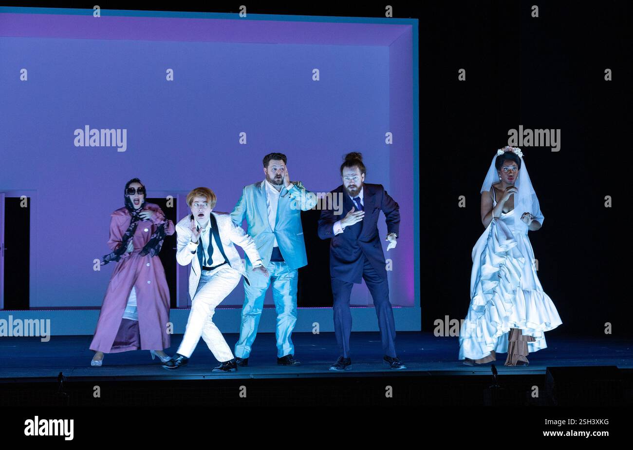 de gauche à droite : Mary Bevan (Susanna), Hanna Hipp (Cherubino), David Ireland (Figaro), Cody Quattlebaum (Count Almaviva), Nardus Williams (Comtesse Almaviva) dans LE MARIAGE DE FIGARO à l'English National Opera (ENO), London Coliseum WC2 05/02/2025 une coproduction avec Opera Wuppertal musique : Wolfgang Amadeus Mozart livret : Lorenzo da Ponte traduction anglaise : Lorenzo da Ponte réalisateur Jeremy Scostumes : Jeremy Sgilson directeur : Joe Schutz : Ogilins : réalisateur Banque D'Images