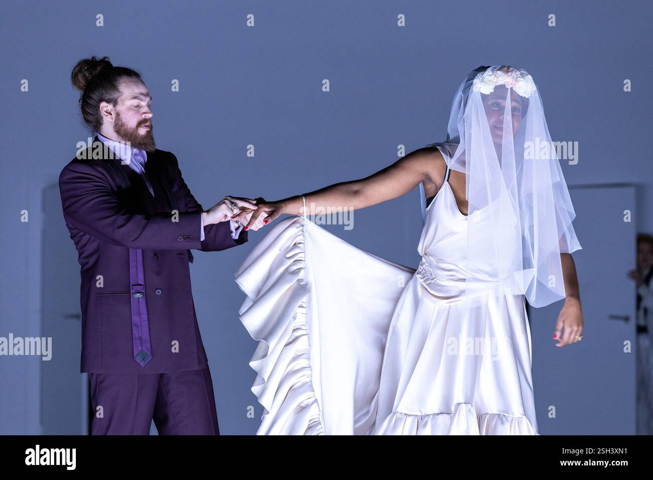Cody Quattlebaum (Comte Almaviva), Nardus Williams (Comtesse Almaviva) dans LE MARIAGE DE FIGARO à l'English National Opera (ENO), London Coliseum WC2 05/02/2025 une coproduction avec Opera Wuppertal musique : Wolfgang Amadeus Mozart livret : Lorenzo da Ponte traduction anglaise : Jeremy Sams chef d'orchestre : Ainars Rubikus décor : Johannes Schutz costumes : Astrid Klein éclairage : réalisateur Matthew Richardson Banque D'Images