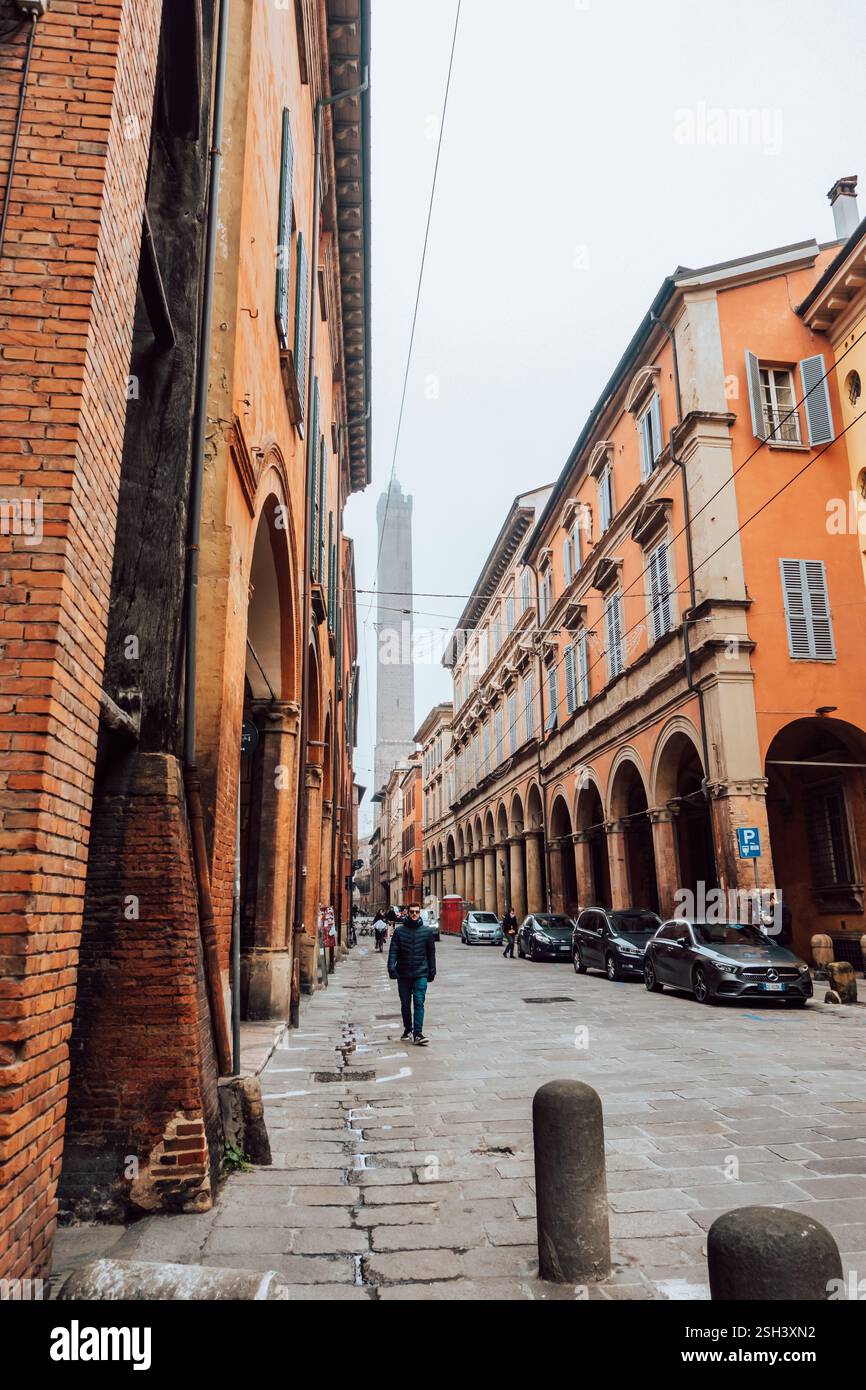 Bologne, Italie - 15 décembre 2024 - photographie de rue dans le centre de Bologne par un jour d'hiver sombre Banque D'Images