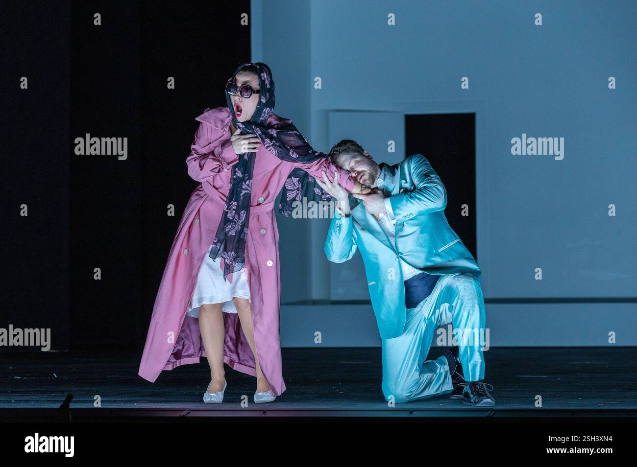 Mary Bevan (Susanna), David Ireland (Figaro) dans LE MARIAGE DE FIGARO à l'English National Opera (ENO), London Coliseum WC2 05/02/2025 une coproduction avec Opera Wuppertal musique : Wolfgang Amadeus Mozart livret : Lorenzo da Ponte traduction anglaise : Jeremy Sams chef d'orchestre : Ainars Rubikus décors : Johannes Schutz costumes : Astrid Klein éclairage : Matthew Richardson directeur associé et directeur du mouvement : Jenny Ogilbins Banque D'Images