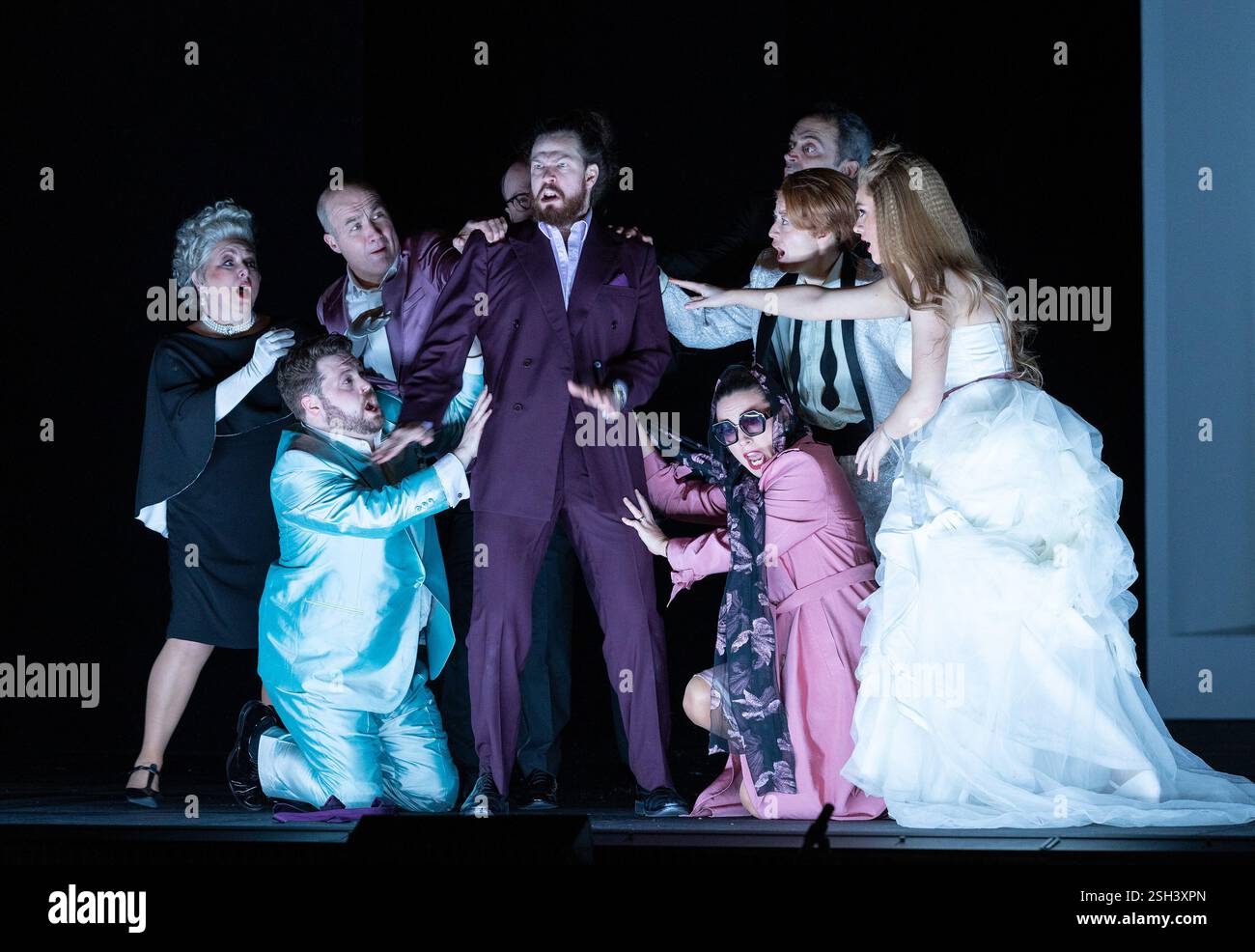 Au centre : David Ireland (Figaro), Cody Quattlebaum (Count Almaviva) & Mary Bevan (Susanna) dans LE MARIAGE DE FIGARO à l'English National Opera (ENO), London Coliseum WC2 05/02/2025 une coproduction avec Opera Wuppertal musique : Wolfgang Amadeus Mozart livret : Lorenzo da Ponte traduction anglaise : Jeremy Sams chef : Ainars Rubikus Set design : Johannes Schutz costumes : Astrid Klebins réalisateur : Joe Gibson : réalisateur : Ogilson Banque D'Images