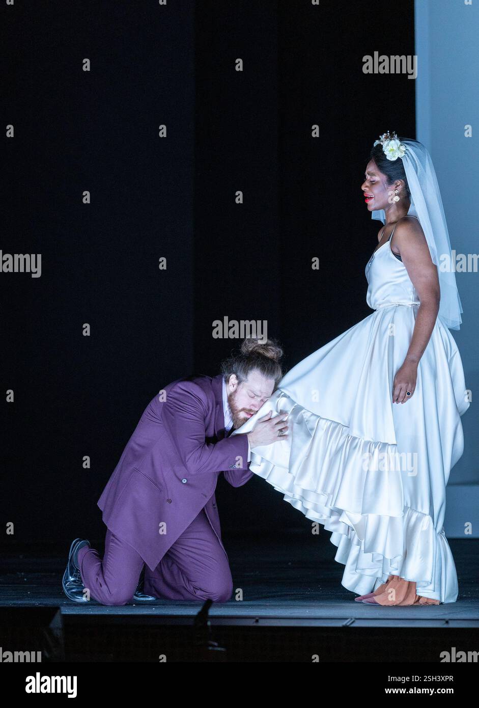 Comte Almaviva demande pardon : Cody Quattlebaum (comte Almaviva), Nardus Williams (comtesse Almaviva) dans LE MARIAGE DE FIGARO à l'English National Opera (ENO), London Coliseum WC2 05/02/2025 une coproduction avec Opera Wuppertal musique : Wolfgang Amadeus Mozart livret : Lorenzo da Ponte traduction anglaise : Jeremy Sams chef : Ainars Rubikus réalisateur : Johannes Schutz réalisateur : Johannes Schutz : Ogilets & réalisateur : Jason Gibson : Ohardson Banque D'Images