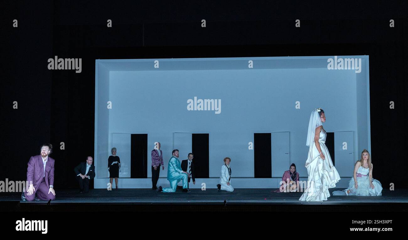 Avant gauche : Cody Quattlebaum (Comte Almaviva) arrière centre, gauche-droite : David Ireland (Figaro), Hanna Hipp (Cherubino), Mary Bevan (Susanna) avant droite : Nardus Williams (Comtesse Almaviva), Ava Dodd (Barbarina) dans LE MARIAGE DE FIGARO à l'English National Opera (ENO), London Coliseum WC2 05/02/2025 une coproduction avec Opera Wuppertal musique : Wolfgang Amadeus musique Wolfgang Amadeus réalisateur : Wolfgang Amadeus : Johang SCHOLARDER : réalisateur : Johann Schutz Ordinus : réalisateur : Sgilm Banque D'Images