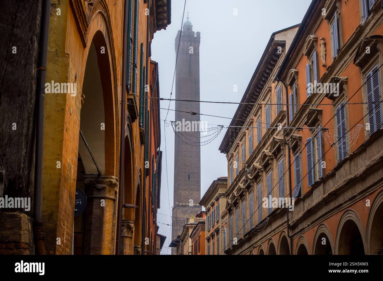 Bologne, Italie - 15 décembre 2024 - photographie de rue dans le centre de Bologne par un jour d'hiver sombre Banque D'Images