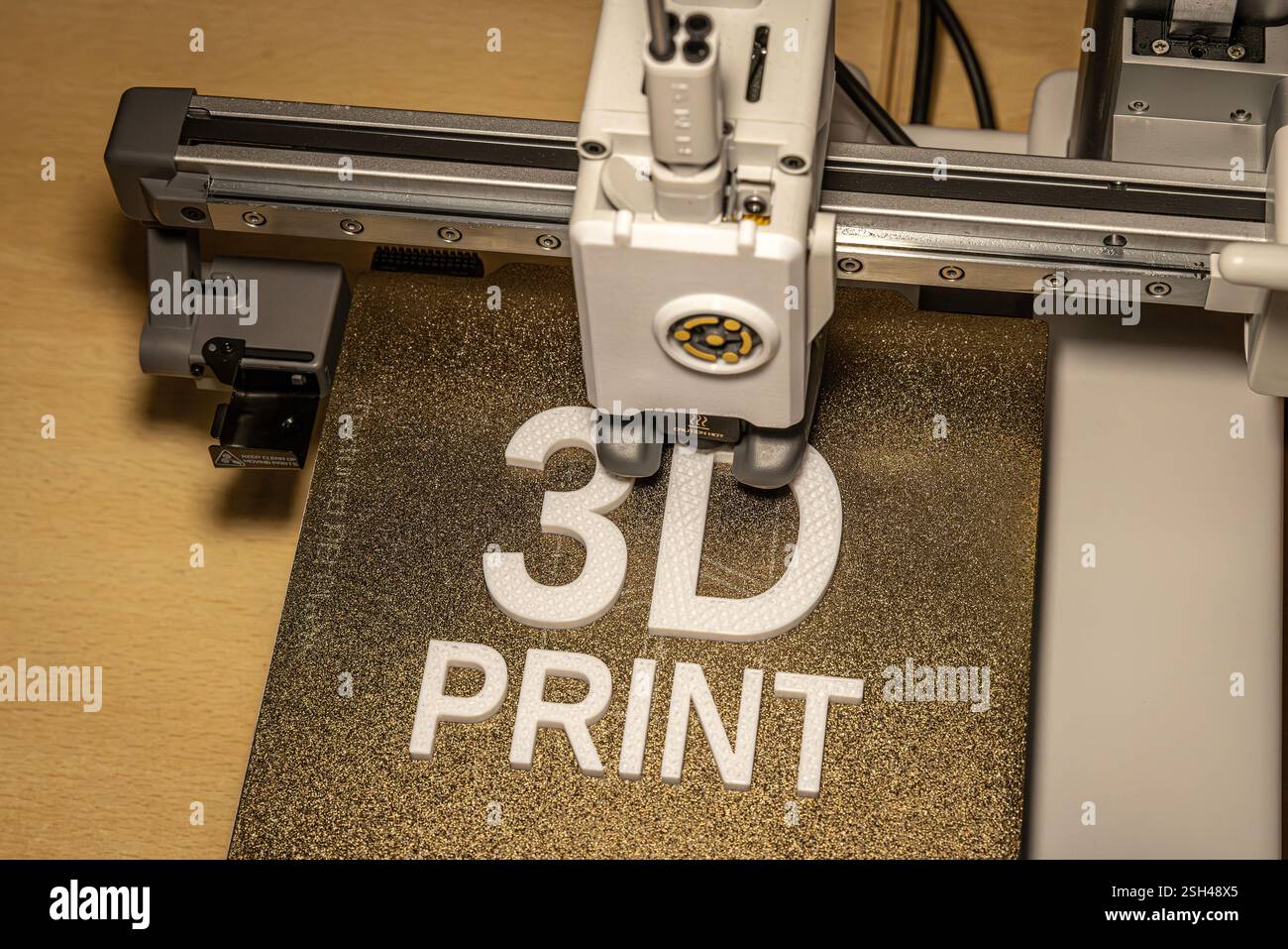 Imprimante 3D moderne créant les mots en petg blanc Banque D'Images