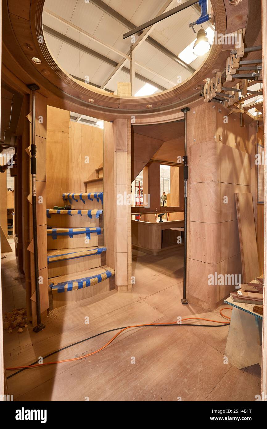Escalier intérieur en bois dans le processus de construction d'un intérieur de yacht Banque D'Images