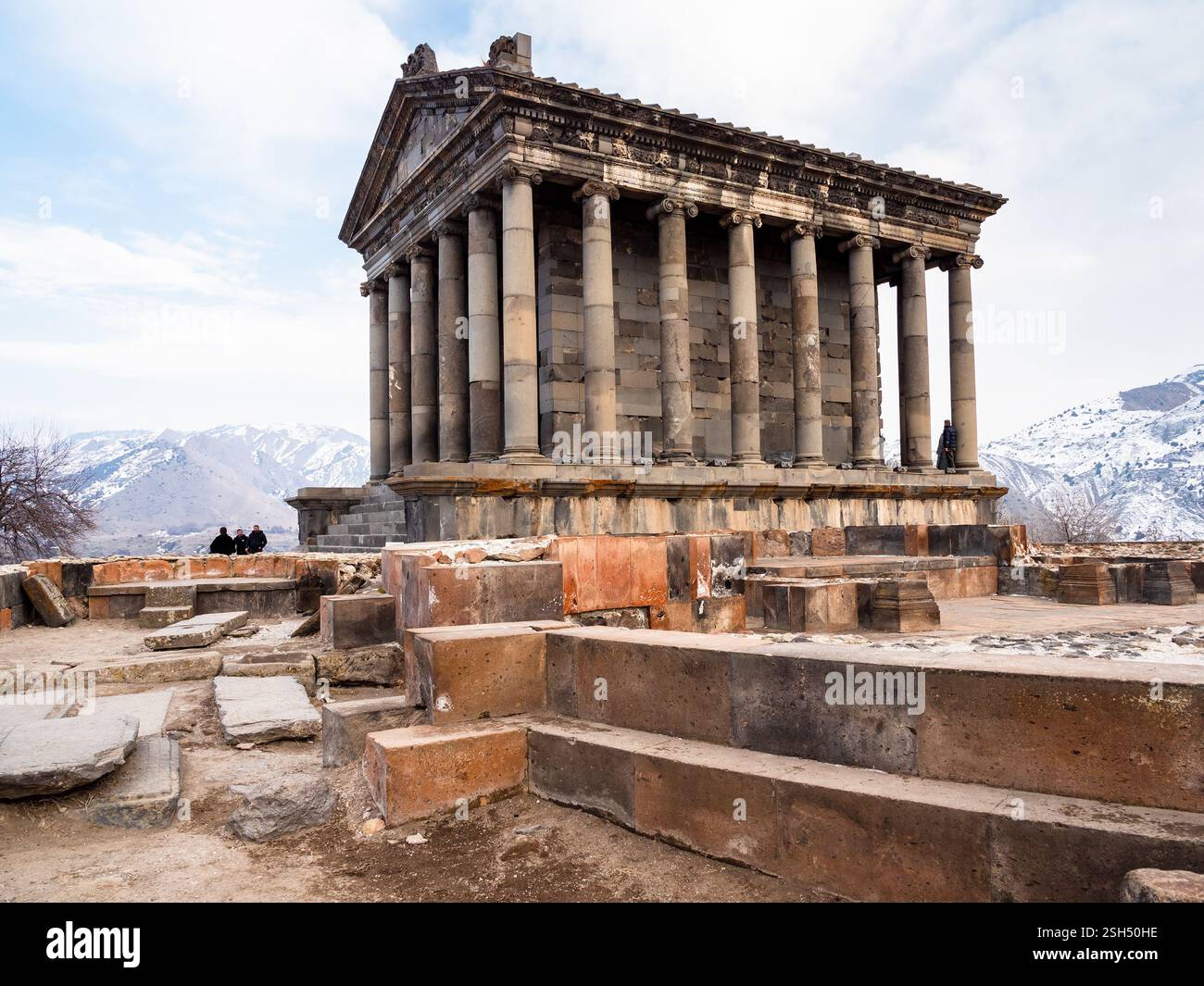 Garni, Arménie - 26 janvier 2025 : vue latérale de l'ancien temple gréco-romain de Garni dans les montagnes de Gegham dans la province de Kotayk en Arménie le jour d'hiver Banque D'Images