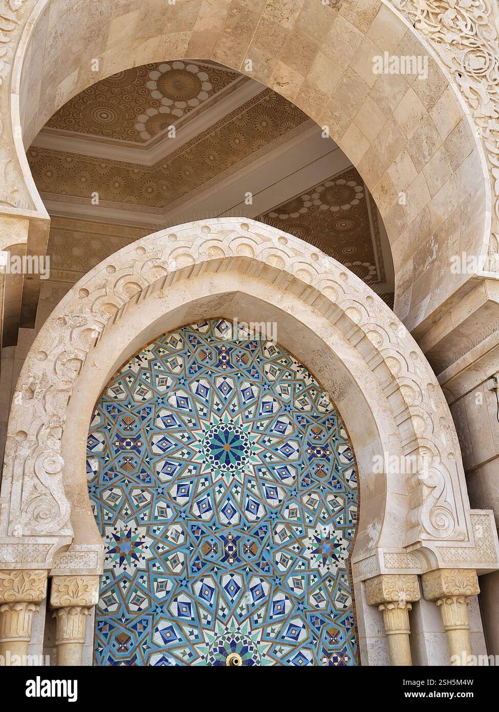Un détail architectural à couper le souffle de la mosquée Hassan II à Casablanca, Maroc. - Image de stock capturée avec un smartphone