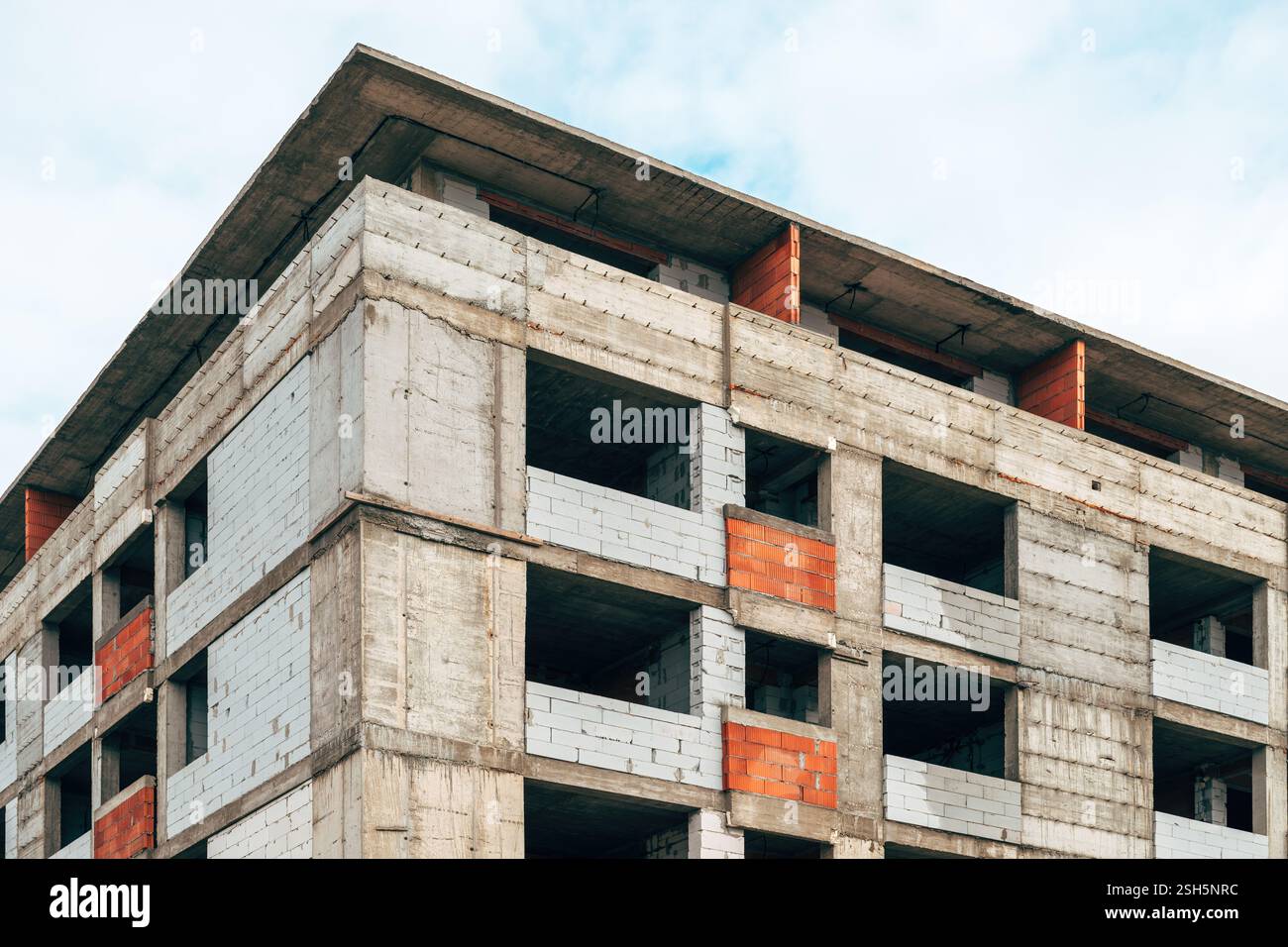 Site de construction de gratte-ciel résidentiel, structure construite en béton de ciment non fini avec des blocs Banque D'Images