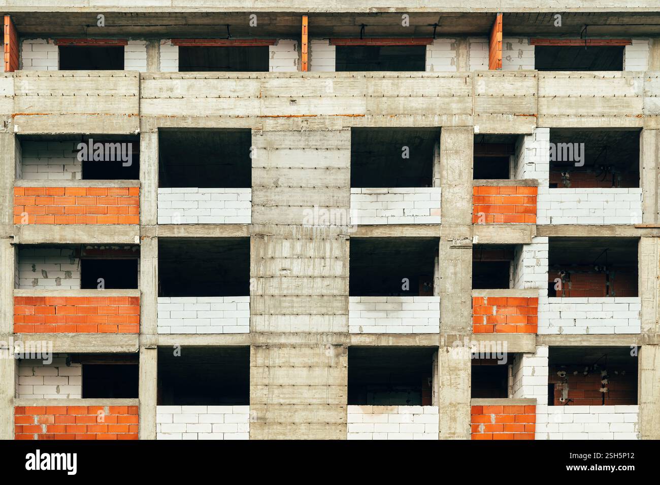 Site de construction de gratte-ciel résidentiel, structure construite en béton de ciment non fini avec des blocs Banque D'Images