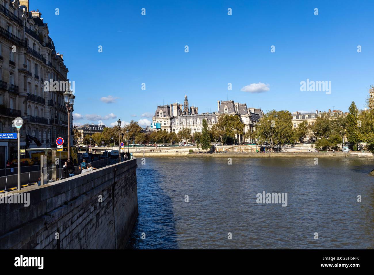 Belle vue sur Paris avec bâtiments et rivière. Paris, France - 10 février 2025 Banque D'Images