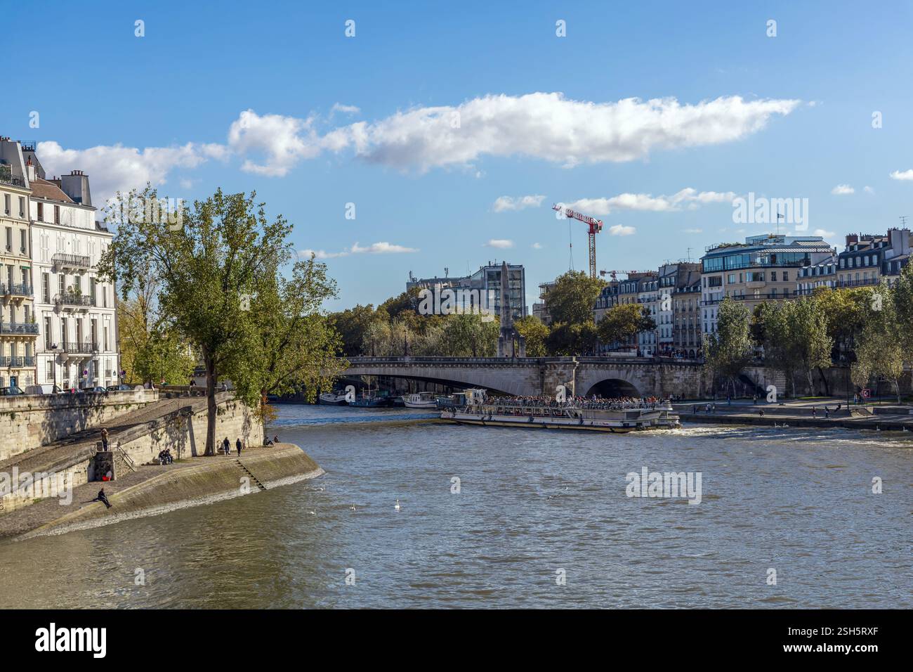Belle vue sur Paris avec bâtiments et rivière. Paris, France - 10 février 2025 Banque D'Images