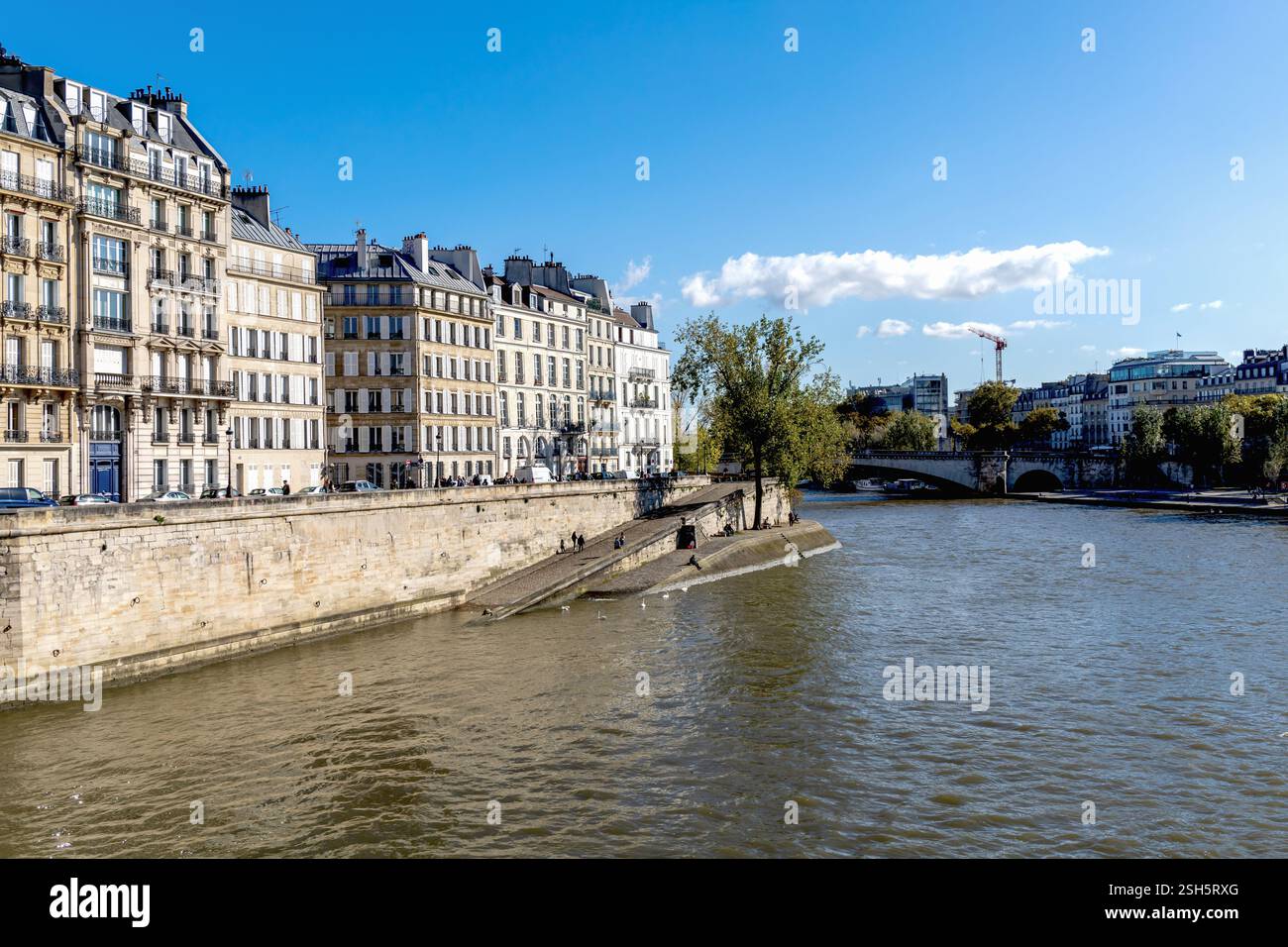 Belle vue sur Paris avec bâtiments et rivière. Paris, France - 10 février 2025 Banque D'Images